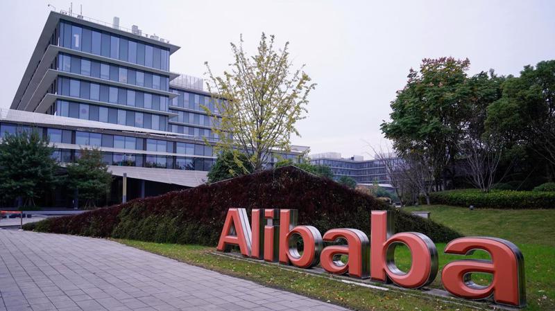 Logo Alibaba tại trụ sở công ty ở Hàng Châu, Trung Quốc - Ảnh: Reuters.