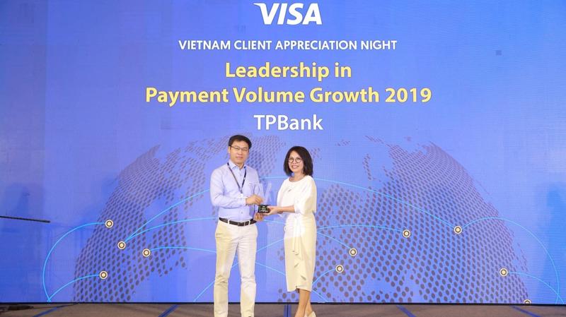 Ông Đinh Văn Chiến - Phó tổng giám đốc TPBank lên nhận giải thưởng.