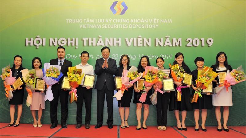 Đại diện VCBS, bà Lê Thị Thanh Nhàn (thứ 6 từ trái sang) - Trưởng phòng Dịch vụ Khách hàng VCBS, nhận kỷ niệm chương vinh danh "VCBS là Thành viên tiêu biểu trong hoạt động lưu ký chứng khoán năm 2019" do VSD trao tặng.