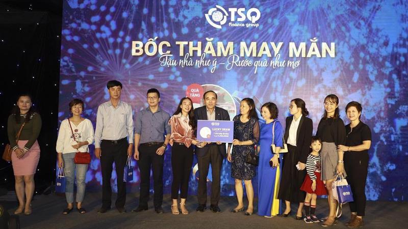 Khách hàng bốc thăm may mắn nhận giải thưởng giá trị từ TSQ Việt Nam.