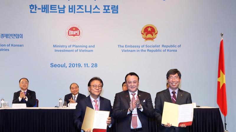Thủ tướng Chính phủ Nguyễn Xuân Phúc (ngồi thứ 2 từ trái sang) và đại diện Chính phủ Hàn Quốc chứng kiến Lễ ký kết hợp tác liên doanh giữa Tân Hoàng Minh và các đối tác.