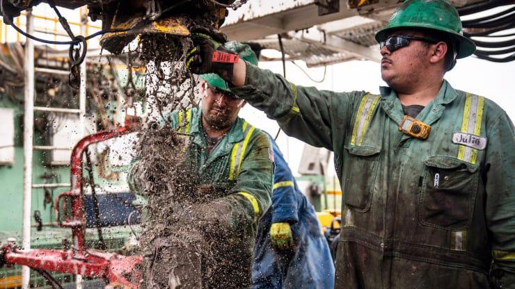 Những người công nhân làm việc trên một mỏ dầu ở Texas, Mỹ - Ảnh: Getty/CNBC.