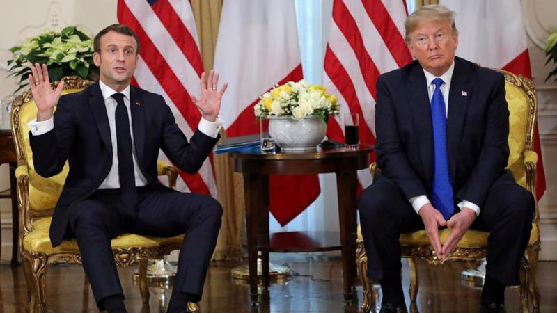 Tổng thống Pháp Emmanuel Macron (trái) và Tổng thống Mỹ Donald Trump trong cuộc gặp ở London ngày 3/12 - Ảnh: Reuters.