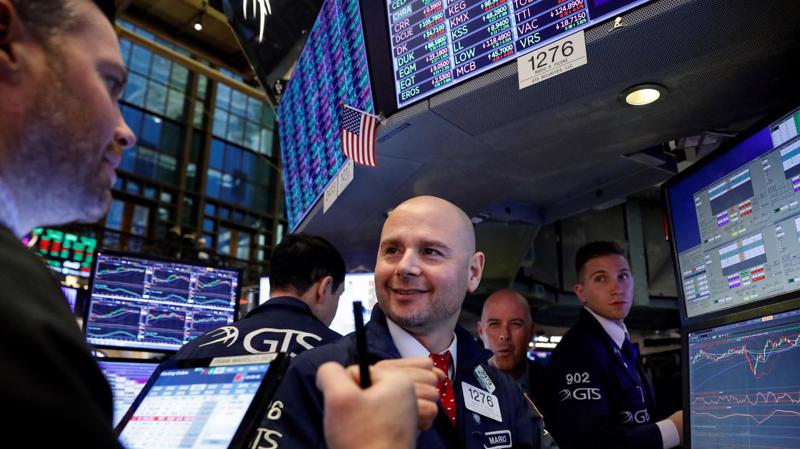 Các nhà giao dịch cổ phiếu trên sàn NYSE ở New York, Mỹ - Ảnh: Reuters.