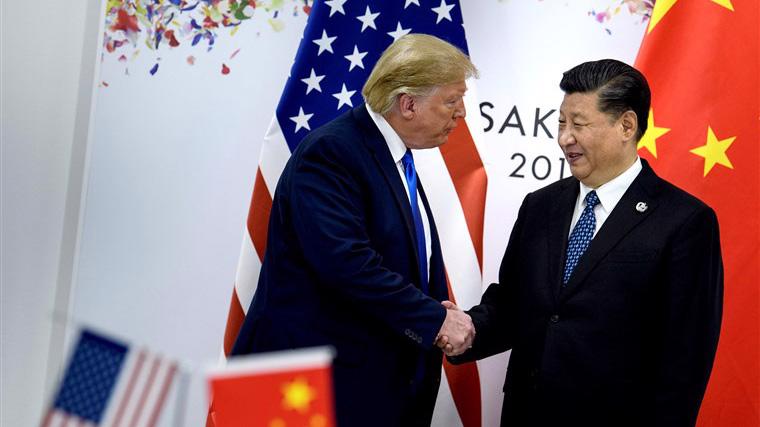 Tổng thống Mỹ Donald Trump (trái) và Chủ tịch Trung Quốc Tập Cận Bình trong cuộc gặp ở Osaka, Nhật Bản, tháng 6/2019 - Ảnh: Reuters.