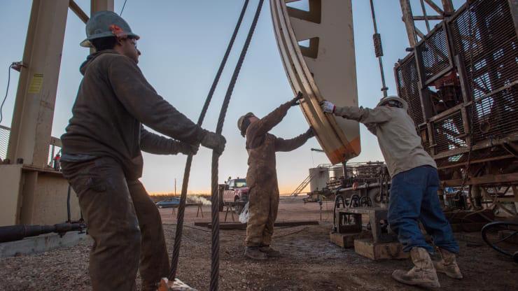 Những người công nhân làm việc trên một mỏ dầu ở North Dakota, Mỹ - Ảnh: Reuters.