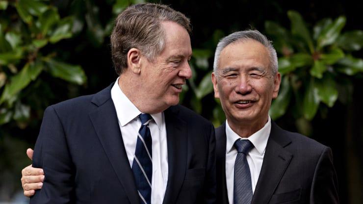 Hai nhà đàm phán thương mại cấp cao nhất của Mỹ và Trung Quốc: Đại diện thương mại Mỹ Robert Lighthizer (trái) và Phó thủ tướng Trung Quốc Lưu Hạc - Ảnh: Bloomberg/CNBC.