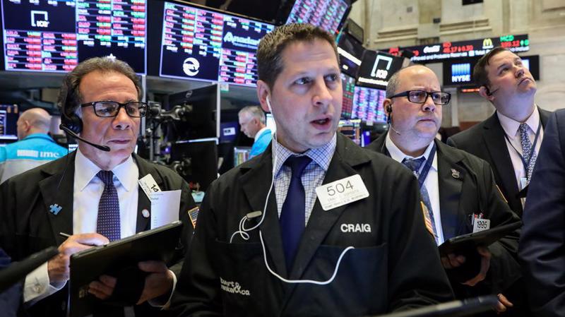 Các nhà giao dịch cổ phiếu trên sàn NYSE ở New York, Mỹ - Ảnh: Reuters.