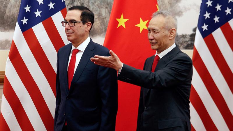 Bộ trưởng Bộ Tài chính Mỹ Steven Mnuchin (trái) và Phó thủ tướng Trung Quốc Lưu Hạc - Ảnh: Reuters.