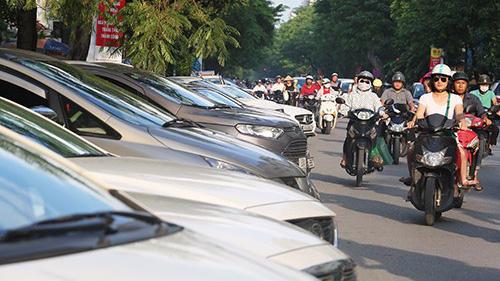 Tình trạng quá tải dẫn đến việc phải tổ chức trông giữ xe dưới lòng đường tại một số tuyến phố nội đô. 