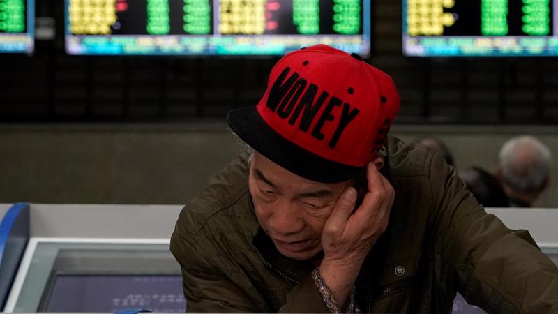 Một nhà đầu tư trên sàn chứng khoán ở Thượng Hải, Trung Quốc - Ảnh: Reuters.