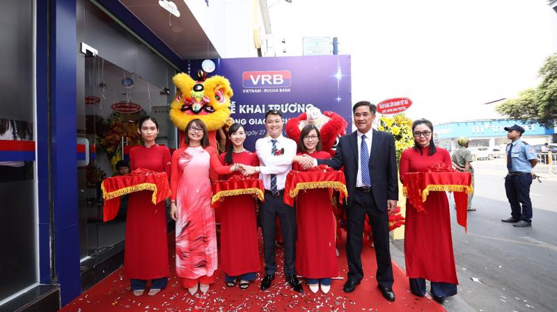 VRB Phú Nhuận là điểm giao dịch thứ 19 của VRB trên toàn quốc, được đặt ở vị trí đắc địa, dân cư đông đúc thuận tiện cho việc giao dịch.