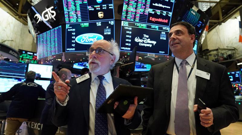 Các nhà giao dịch cổ phiếu trên sàn NYSE ở New York, Mỹ, ngày 2/1 - Ảnh: Reuters.