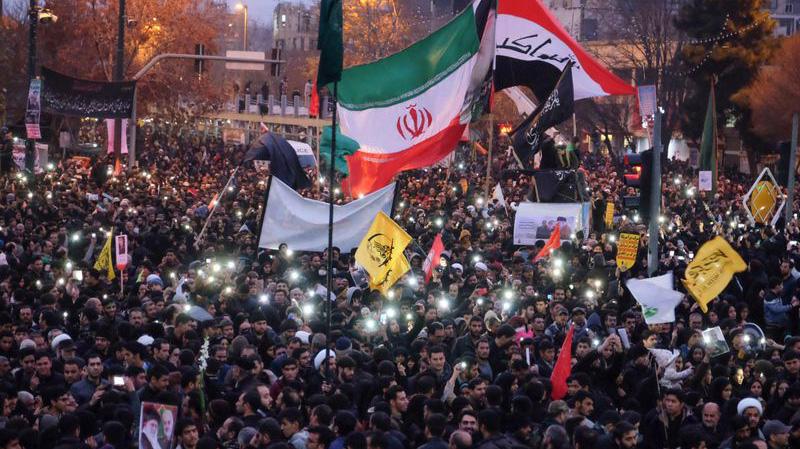 Người dân Iran xuống đường ở thủ đô Tehran ngày 5/1 để đón thi thể tướng Qassem Soleimani, người thiệt mạng trong vụ không kích của Mỹ ở Iraq hôm 3/1 - Ảnh: Getty/Bloomberg.