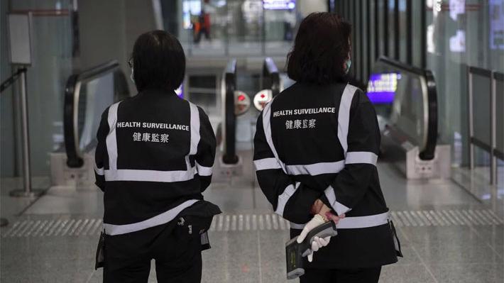 Hồng Kông đang tăng cường kiểm soát y tế tại sân bay để ngăn sự lây lan của bệnh viêm phổi lạ - Ảnh: SCMP.
