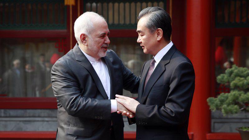 Ngoại trưởng Iran Javad Zarif (trái) và người đồng cấp Trung Quốc Vương Nghị tại nhà khách quốc gia Điếu Ngư Đài ở Bắc Kinh hôm 19/2/2019 - Ảnh: AP.