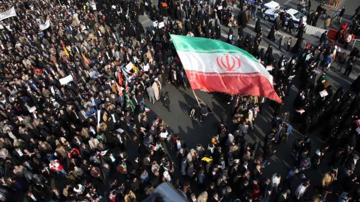 Người dân Iran xuống đường tuần hành thể hiện sự ủng hộ Chính phủ ở Mashhad, hôm 4/1 - Ảnh: Anadolu/CNBC.