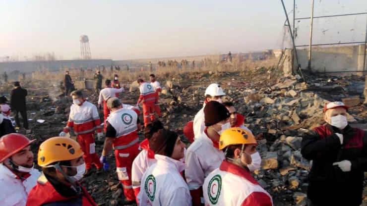 Các nhà cứu hộ tại hiện trường rơi máy bay ở Iran ngày 8/1 - Ảnh: Anadolu/CNBC.