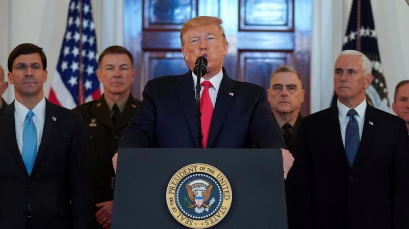 Tổng thống Mỹ Donald Trump cùng các quan chức cấp cao của Chính phủ Mỹ trong bài phát biểu của ông Trump tại Nhà Trắng ngày 8/1 - Ảnh: Reuters.