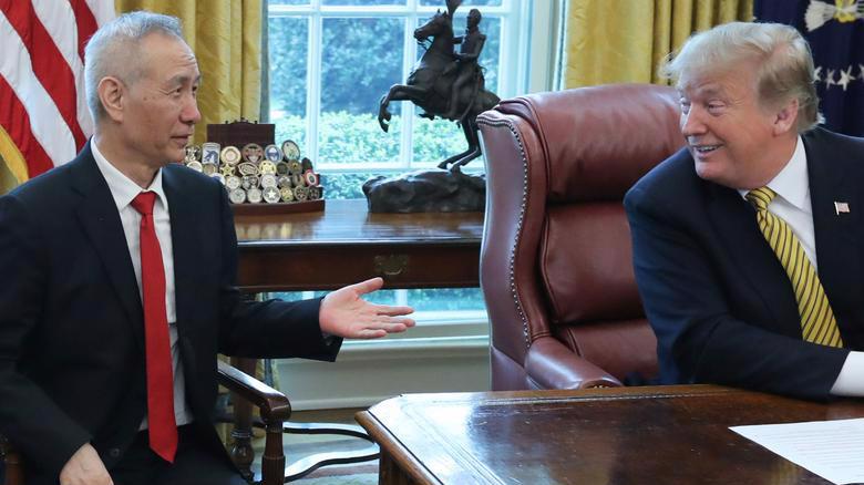 Phó thủ tướng Trung Quốc Lưu Hạc (trái) trong một cuộc gặp với Tổng thống Mỹ Donald Trump ở Nhà Trắng - Ảnh: Reuters.