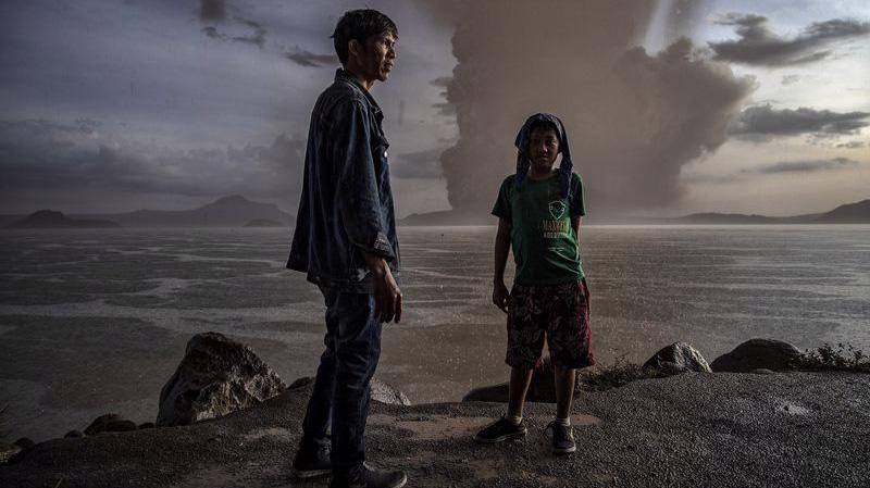 Người dân Philippines ở gần khu vực núi lửa Taal phun trào, ngày 12/1 - Ảnh: Getty/Bloomberg.