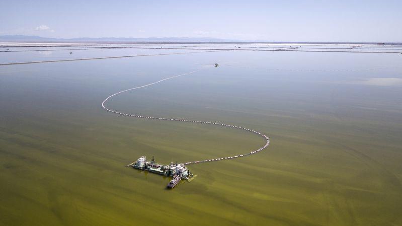 Một ao bay hơi (evaporation pond) trong quy trình sản xuất phân bón của công ty Qinghai Salt Lake Industry ở tỉnh Thanh Hải, Trung Quốc - Ảnh: Bloomberg.