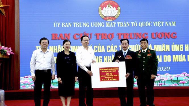 Ông Lê Văn Kiểm, Chủ tịch Hội đồng Quản trị Công ty Gofl Long Thành  ủng hộ đồng bào vùng lũ 10 tỷ đồng.