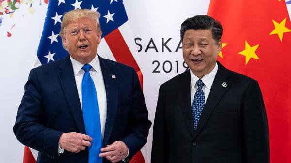 Tổng thống Mỹ Donald Trump (trái) và Chủ tịch Trung Quốc Tập Cận Bình trong cuộc gặp ở Osaka, Nhật Bản, mùa hè 2019 - Ảnh: Reuters.