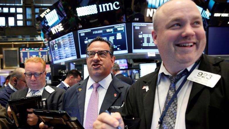 Các nhà giao dịch cổ phiếu trên sàn NYSE ở New York, Mỹ -  Ảnh: Reuters.