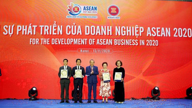 Phó Thủ tướng Thường trực Trương Hòa Bình trao kỷ niệm chương “Vì sự phát triển của doanh nghiệp ASEAN” cho các lãnh đạo và bà Nguyễn Thị Nga, Chủ tịch giải thưởng ABA 2020, Chủ tịch Tập đoàn BRG.