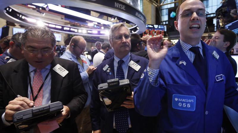 Các nhà giao dịch cổ phiếu trên sàn NYSE ở New York, Mỹ -  Ảnh: Reuters.