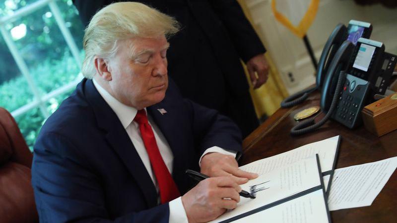Tổng thống Mỹ Donald Trump ký lệnh trừng phạt Iran hồi tháng 6/2019 - Ảnh: Getty/Bloomberg.
