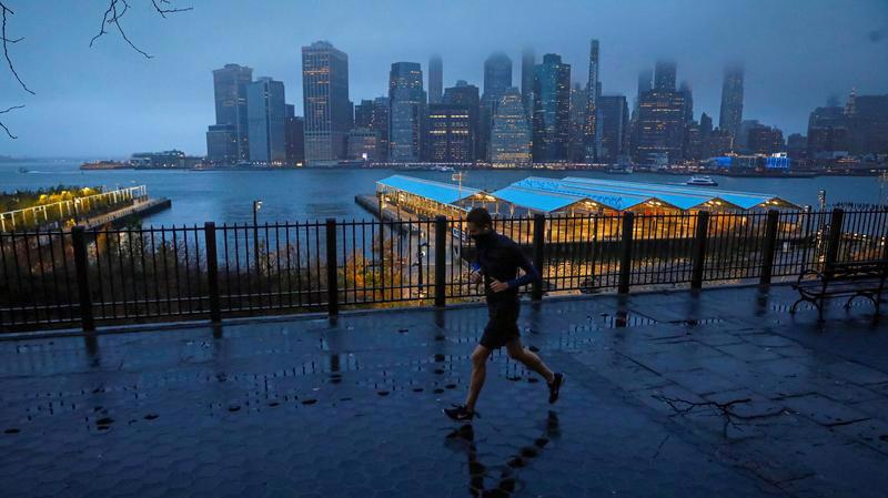 Một người đàn ông chạy bộ ở khu Brooklyn Heights Promenade thuộc quận Manhattan, New York hôm 30/11 - Ảnh: Reuters.