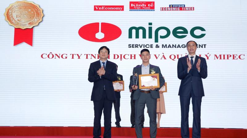 Đại diện Công ty TNHH Dịch vụ và quản lý Mipec (Mipec M) nhận danh hiệu Tin & Dùng 2020.