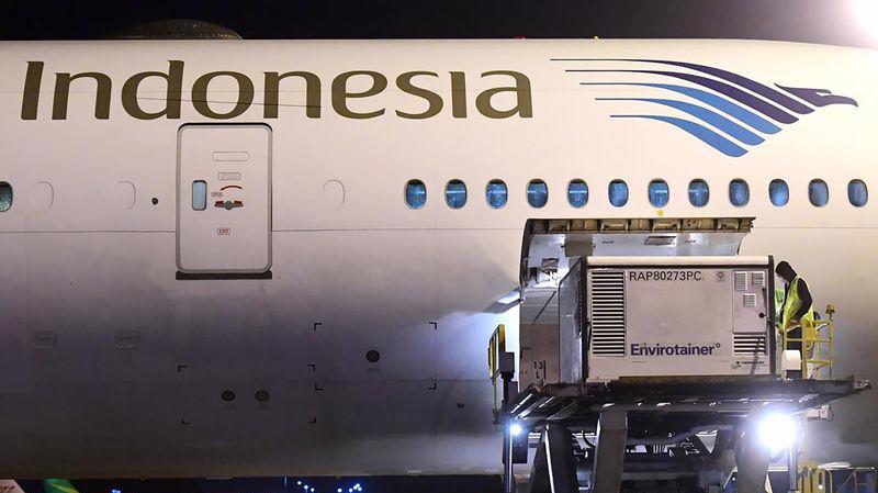 Lô hàng vaccin Covid-19 của hãng dược Trung Quốc Sinovac hạ cánh xuống sân bay quốc tế ở Jakarta, Indonesia hôm 6/12 - Ảnh: Bloomberg.
