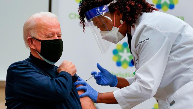 Tổng thống đắc cử Mỹ Joe Biden tiêm vaccine ngừa Covid-19 ngày 21/12 - Ảnh: Reuters.