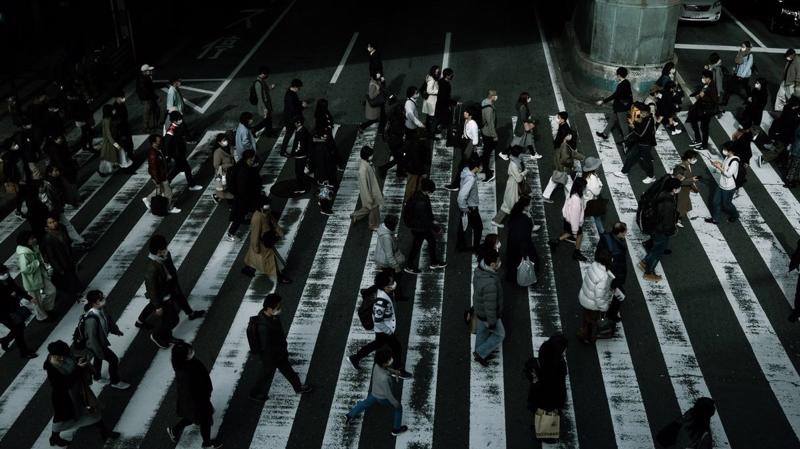 Người bộ hành trên đường phố ở Tokyo, Nhật Bản - Ảnh: Bloomberg.