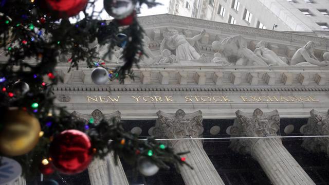 Trang trí cây thông Noel ngoài cửa Sở giao dịch chứng khoán New York (NYSE) hôm 17/12 - Ảnh: Reuters.