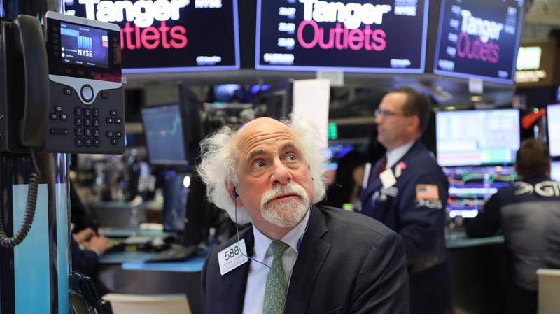 Một nhà giao dịch cổ phiếu trên sàn NYSE ở New York - Ảnh: Reuters.