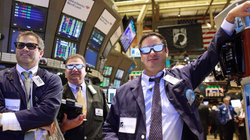 Các nhà giao dịch cổ phiếu trên sàn NYSE ở New York, Mỹ -  Ảnh: Reuters.