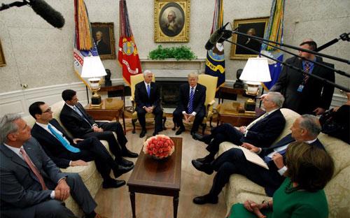 Cuộc gặp giữa Tổng thống Donald Trump với các thủ lĩnh Quốc hội Mỹ tại Nhà Trắng ngày 6/9 - Ảnh: Reuters.<br>
