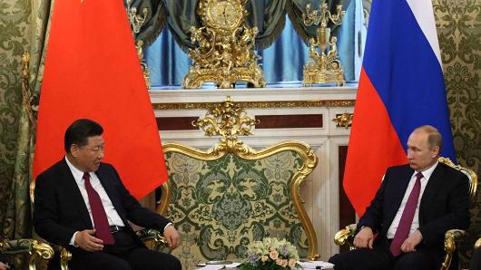 Cuộc gặp ngày 4/7 tại điện Kremlin, Moscow giữa Tổng thống Nga Vladimir Putin (phải) và Chủ tịch Trung Quốc Tập Cận Bình - Ảnh: Getty/CNBC.<br>