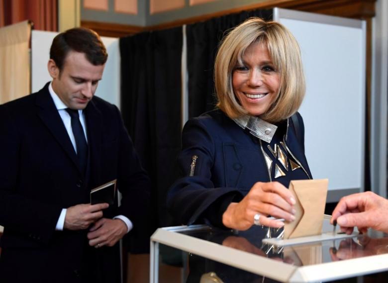 Bà Brigitte Trogneux, phu nhân ông Emmanuel Macron, cùng chồng đi bỏ phiếu bầu Tổng thống Pháp ngày 7/5 - Ảnh: Reuters.<br>