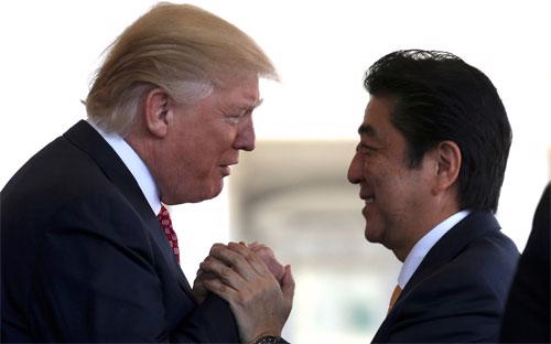Tổng thống Mỹ Donald Trump (trái) và Thủ tướng Nhật Bản Shinzo Abe trong một lần gặp - Ảnh: Japan Times.<br>