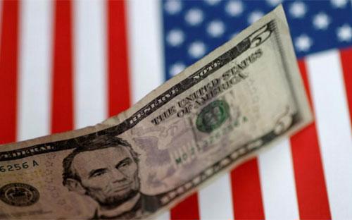 Ngoài triển vọng lãi suất, đồng USD còn đang chịu áp lực giảm giá từ 
những khó khăn mà chính quyền Tổng thống Donald Trump phải đối mặt - Ảnh: Reuters. 