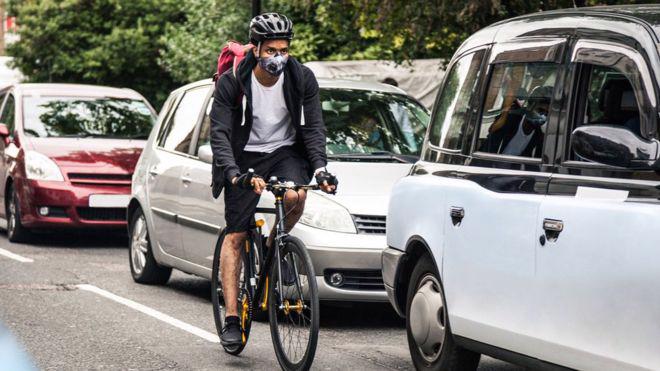 Cấm xe chạy xăng, dầu là một phần trong những biện pháp rộng lớn nhằm 
đưa mức ô nhiễm quay trở lại giới hạn hợp pháp tại các thành phố và thị 
trấn của Anh, bảo gồm thủ đô London - Ảnh: EPA/BBC.<br>