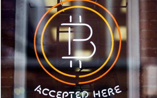 Biển báo chấp nhận thanh toán bằng Bitcoin tại một cửa hiệu ở Toronto, Canada, tháng 5/2014 - Ảnh: Reuters.
