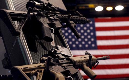 Doanh số thị trường súng tại Mỹ đang trên đà giảm mạnh sau khi tăng cao 
dưới thời Tổng thống Barack Obama do những người thích súng ở nước này 
tích trữ súng vì lo ngại Chính phủ sẽ siết luật kiểm soát súng đạn - Ảnh: Reuters.<br>