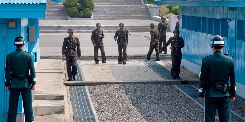 Lính Hàn Quốc và Triều Tiên đứng gác ở khu phi quân sự (DMZ) giữa hai miền.<br>