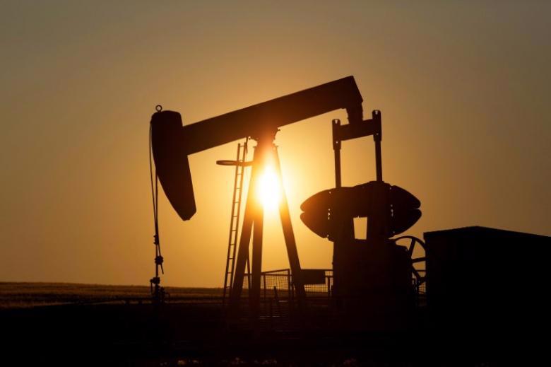 Cả dầu Brent và dầu WTI đều đang trên đà kết thúc tuần giao dịch với mức giảm giá 5% - Ảnh: Reuters.<br>